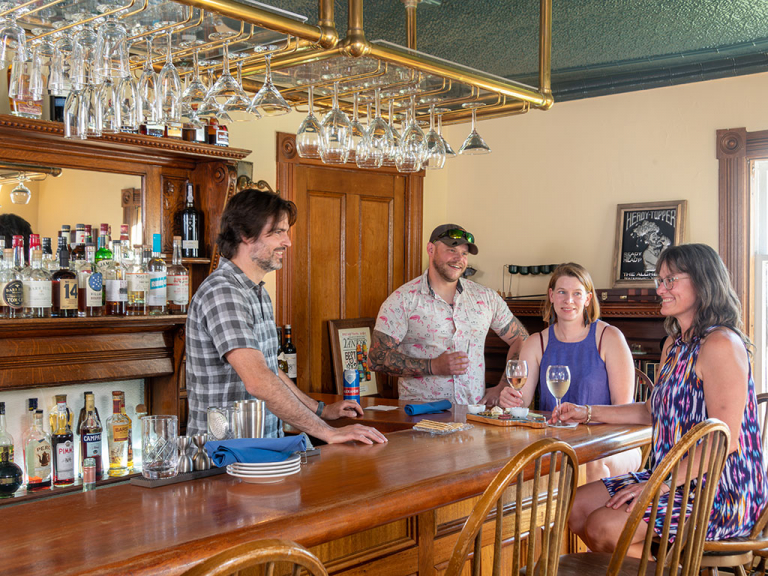 bar pub Pink Pages 768x576