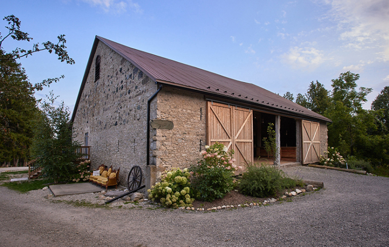 TheFieldstoneBarn WeddingVenue 768x489