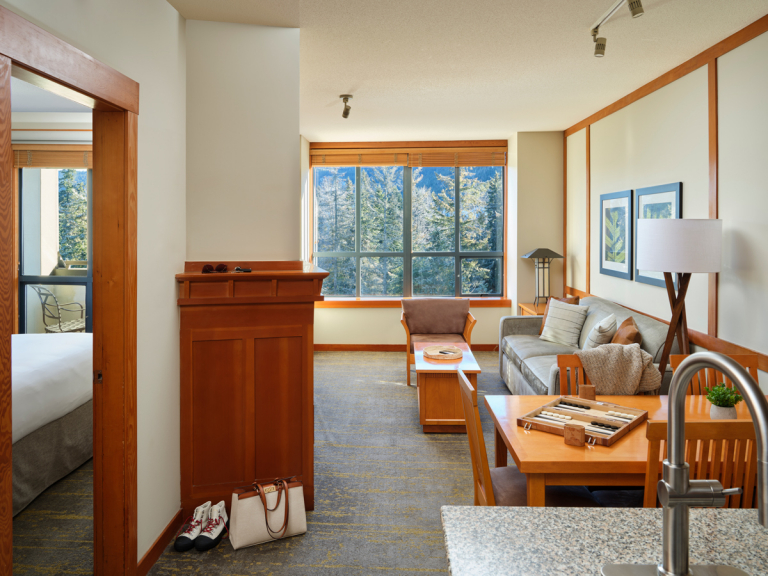 PPWHI Suite 1Bed UpFl Living RM2024 241249 Web 768x576