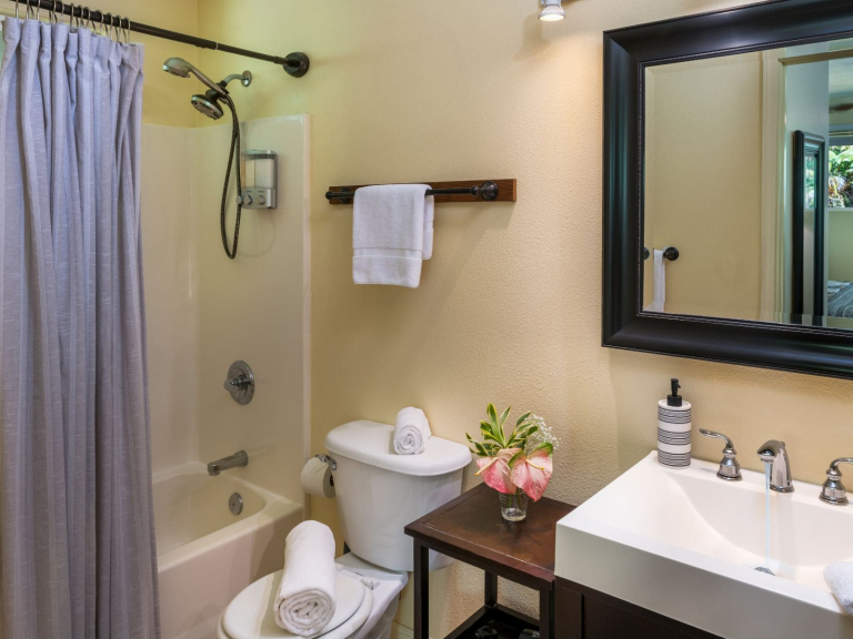 queen emma bathroom 1 768x576